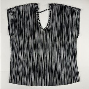Women’s sleeveless V neck blouse size 1X